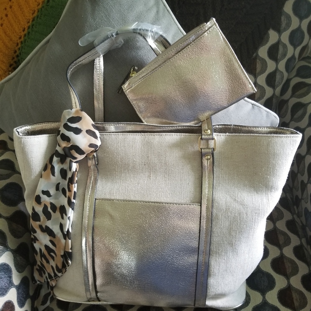 Thirty one Cindy tote with wallet .